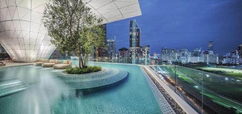 曼谷曼谷华尔道夫酒店的屋顶游泳池,晚上可欣赏到城市美景