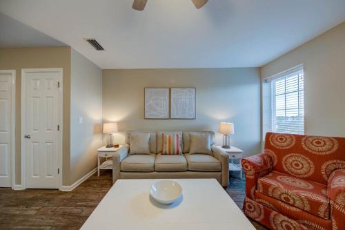奥兰治比奇Grand Caribbean-320 by Vacation Homes Collection的客厅配有沙发和桌子