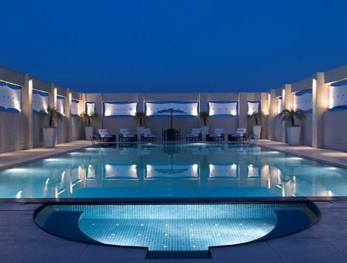 新德里萨凯特希尔顿花园酒店的夜间酒店游泳池