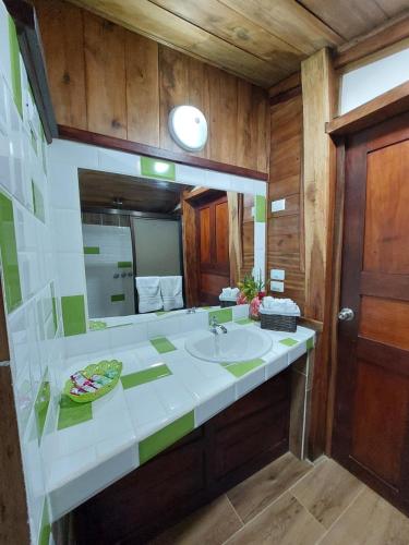 Caño NegroCasa Mairena的一间带水槽和镜子的浴室