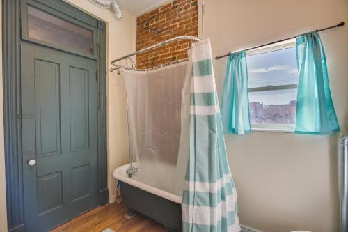 蒙特罗斯Downtown Montrose Apartment 12 Mi to Natl Park!的带浴缸和淋浴帘的浴室