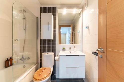 马德里Home Sweet Home的浴室配有卫生间、盥洗盆和淋浴。