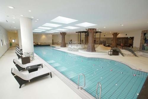 福冈福冈海鹰希尔顿酒店的大型建筑中的大型游泳池