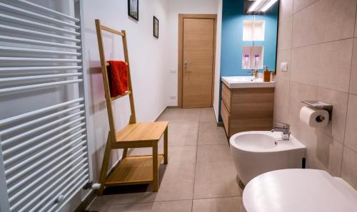 安科纳Marina di Piazzadarmi的一间带水槽、卫生间和镜子的浴室