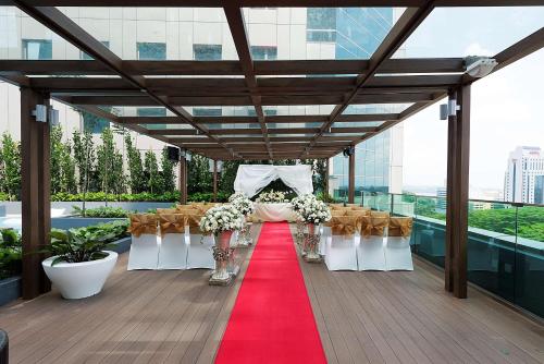 新山DoubleTree by Hilton Johor Bahru的建筑屋顶上婚礼的布置