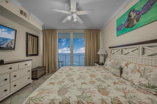 格尔夫海岸San Carlos 1604 by Vacation Homes Collection的一间卧室配有一张床和吊扇