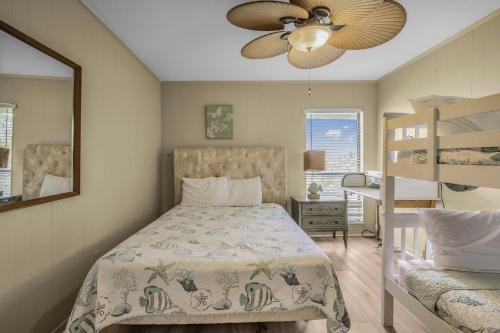 格尔夫海岸Sail House East by Vacation Homes Collection的一间卧室配有一张床和吊扇