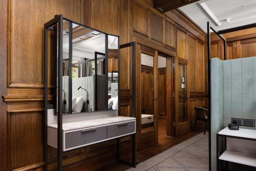 墨尔本Hilton Melbourne Little Queen Street的一间带水槽和镜子的浴室
