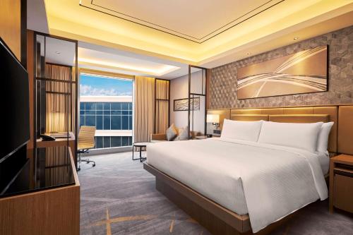 马尼拉Hilton Manila的酒店客房,配有床和电视