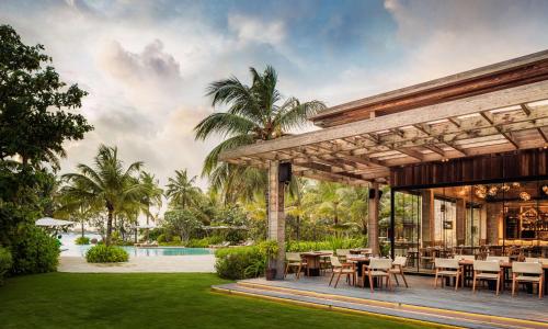 南马累环礁Waldorf Astoria Maldives Ithaafushi的 ⁇ 染带游泳池的度假村庭院