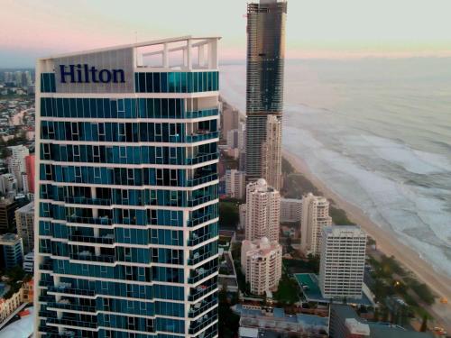 黄金海岸Hilton Surfers Paradise Hotel & Residences的海滩旁高楼空中景观