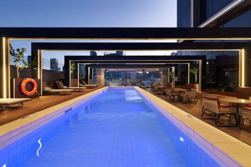 珀斯Doubletree By Hilton Perth Northbridge的一座大楼顶部的游泳池