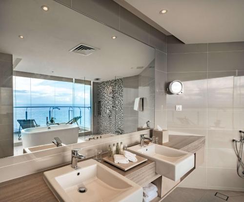 峇都丁宜槟城度假希尔顿逸林酒店的一间带两个盥洗盆和大镜子的浴室