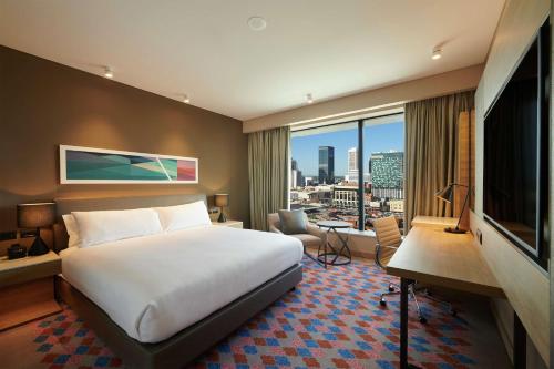 珀斯Doubletree By Hilton Perth Northbridge的酒店客房设有一张床和一个大窗户