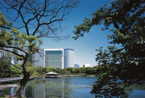 东京东京康莱德酒店的城市中河流景观,建筑