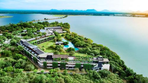 WeerawilaDoubletree By Hilton Weerawila Rajawarna Resort的水面上岛上房屋的空中景观