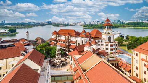 普特拉贾亚DoubleTree by Hilton Putrajaya Lakeside的享有河流和建筑的城市空中景致