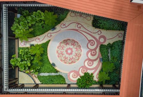普特拉贾亚DoubleTree by Hilton Putrajaya Lakeside的建筑上花园的 ⁇ 染