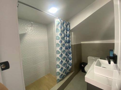 昆卡Suits Mirador de Luz的浴室配有淋浴帘和盥洗盆。
