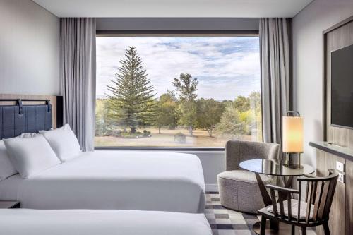 奥克兰Doubletree By Hilton Karaka的酒店客房设有床和窗户。