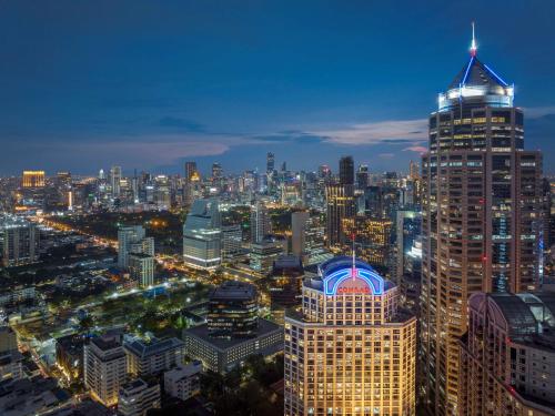 曼谷曼谷康莱德酒店的享有城市天际线的美景。