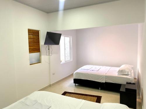 比亚维森西奥IW-Apto en la vega, cerca al CC Viva的一间卧室设有两张床和窗户。