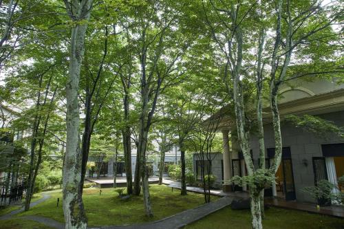 轻井泽旧轻井泽KIKYO, 希尔顿格芮精选酒店的建筑前的一群树木