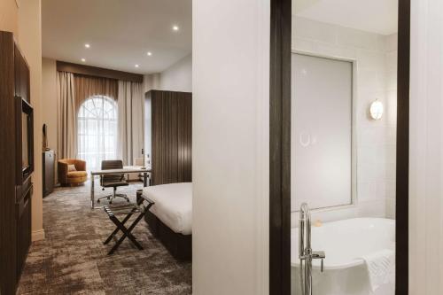 惠灵顿惠灵顿希尔顿逸林酒店的一间酒店客房 - 带一张床和一间浴室