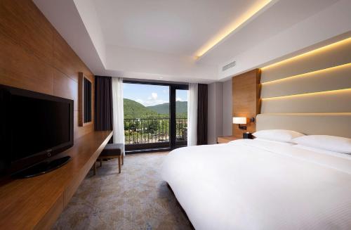 庆州庆州希尔顿酒店的卧室设有一张白色大床和大窗户