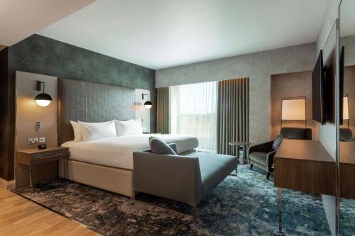阿伯丁Hilton Aberdeen TECA的配有一张床和一张书桌的酒店客房