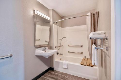 滨海城蒙特利6号汽车旅馆 - 滨海城的一间带水槽、卫生间和淋浴的浴室