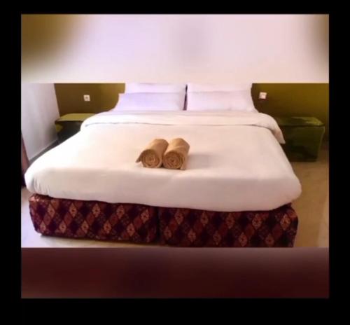 RubavuMaisondulac7的床上有两张木制拖鞋