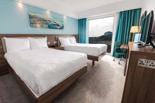 伯恩茅斯希尔顿汉普顿伯恩茅斯酒店的酒店客房设有两张床和电视。