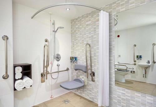 伯恩茅斯希尔顿汉普顿伯恩茅斯酒店的带淋浴、卫生间和盥洗盆的浴室