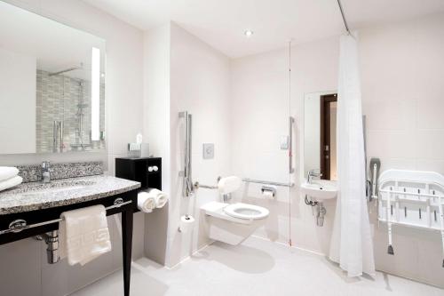 邓迪邓迪希尔顿汉普顿酒店的白色的浴室设有卫生间和淋浴。