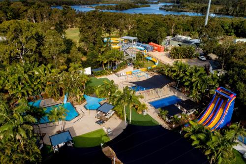 WooliSolitary Islands Resort的水上公园的空中景观,带滑梯