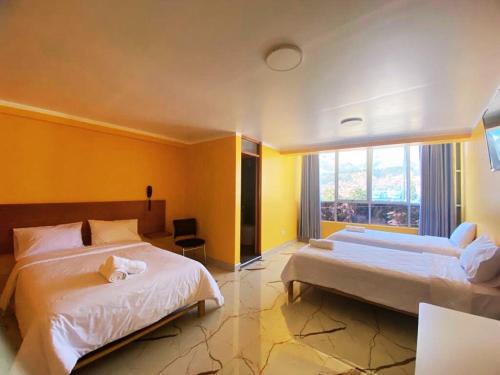 瓦拉斯ROYALS RESORT的酒店客房设有两张床和窗户。