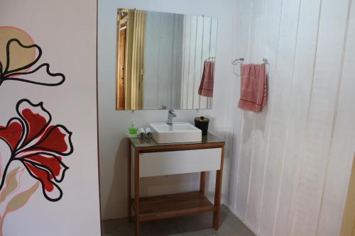 伊塔波阿Casa das Ondas的一间带水槽和镜子的浴室