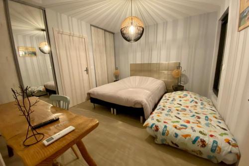 PanazolLe Cottage proche du Golf的一间卧室配有一张床、一张桌子和一张桌子