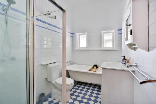 诺拉Bali Huts的浴室配有卫生间、盥洗盆和淋浴。