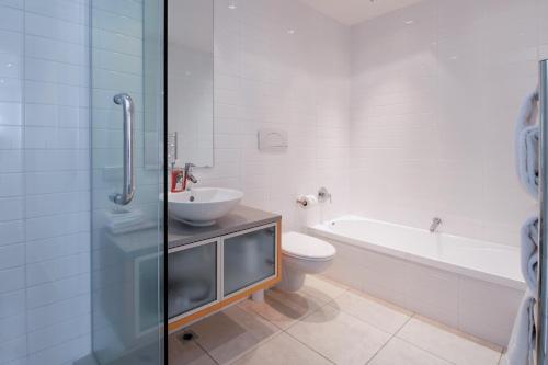 陶波维玛哈娜8号公寓的浴室配有盥洗盆、卫生间和浴缸。