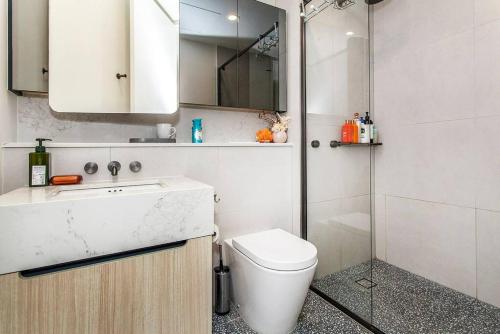 墨尔本2 Bed Apt with CAR Parking in SouthYarra（TF150221）的浴室配有卫生间、盥洗盆和淋浴。