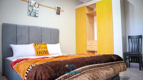 VoiCarla's Home的一间卧室配有一张带橙色毯子的大床