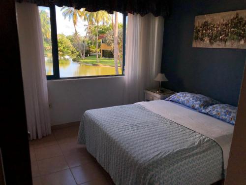 TucacasCasa en Caribbean con Wifi的一间卧室设有一张床和一个大窗户