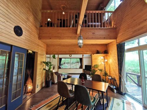 雾岛市星空に包まれる 森の隠れ家　Amrita Lodge ~stay & retreat~的一间带桌椅的用餐室