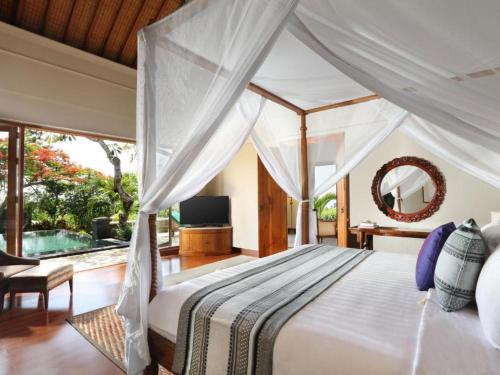 努沙杜瓦The Shanti Residence by Elite Havens的卧室配有一张带镜子的白色床