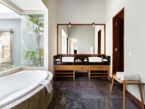 努沙杜瓦The Shanti Residence by Elite Havens的一间带两个盥洗盆和大镜子的浴室