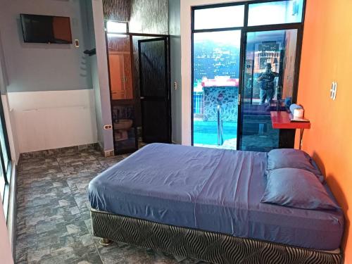 塔拉波托Hospedaje Vegas的一间卧室设有一张床和一个大窗户