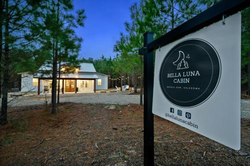 布罗肯鲍Bella Luna Cabin - Cozy Farmhouse Cabin, Private Deck, Swing Set, Fire Pit, Hot Tub的门铃 ⁇ 的标志,以建筑物为背景