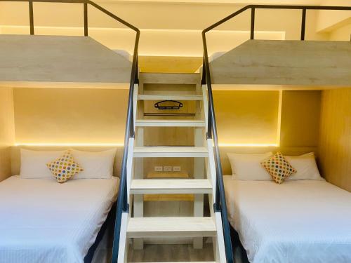 马公澎湖好相聚包栋民宿的配有白色床的客房内的两张双层床